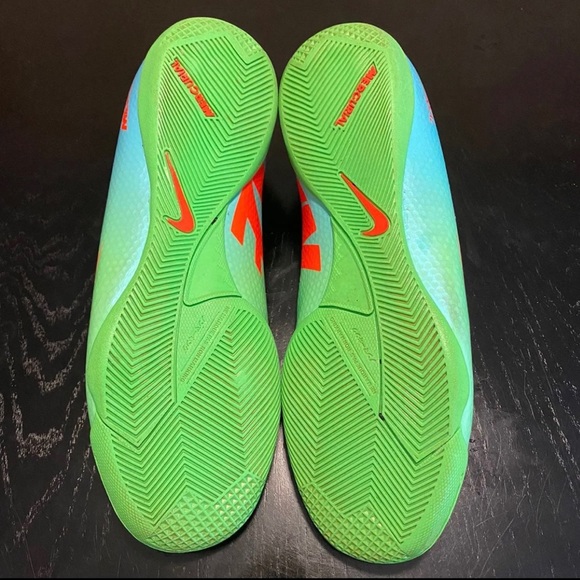 Nike - Picture 2 of 3